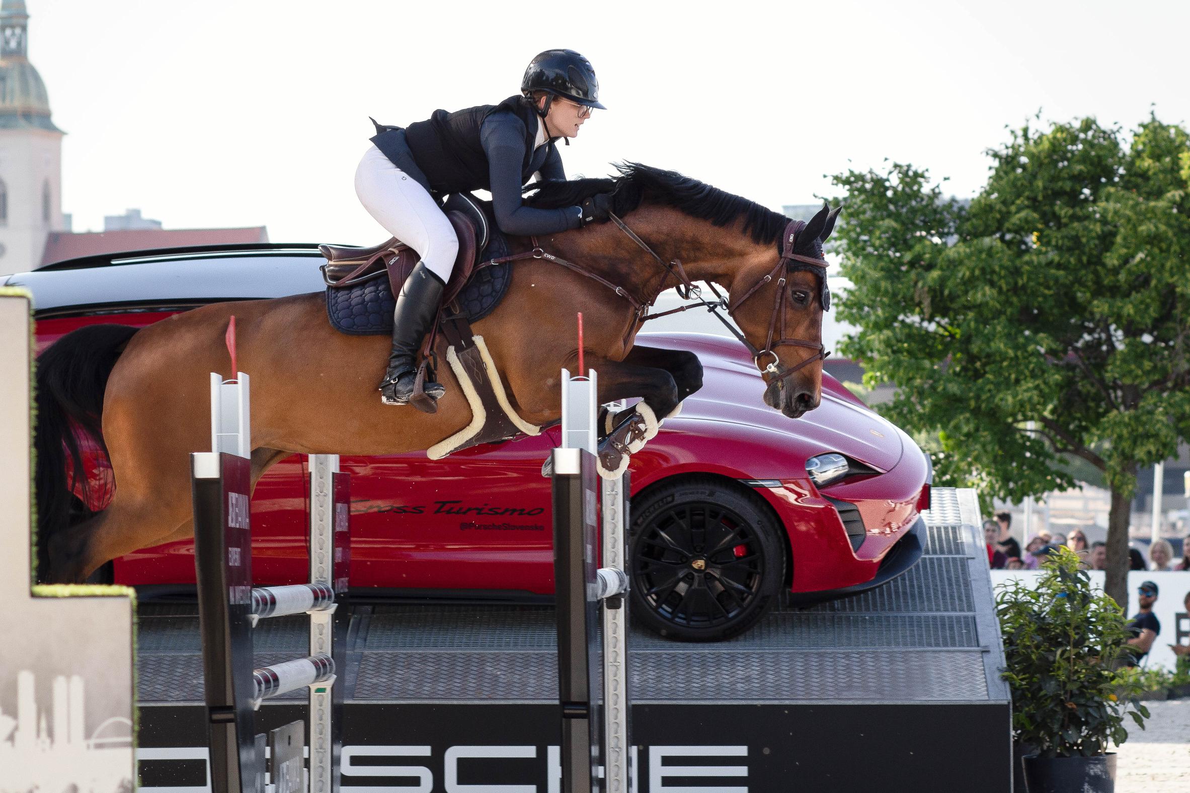 Tereza Vozarova parkurove skakanie